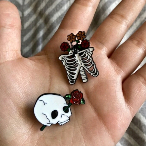 Skull and Rose Pin - Picture 4 of 7
